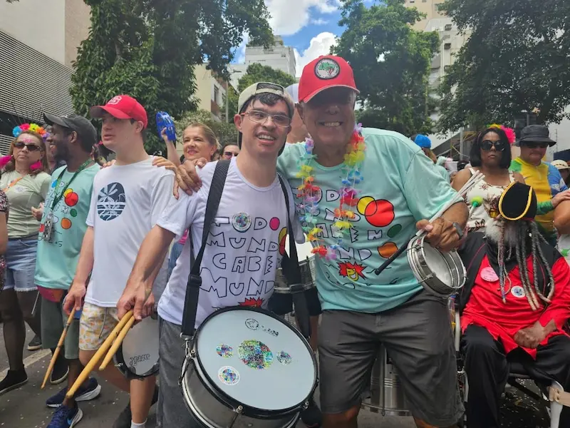 Henrique Santana, no bloco Todo Mundo Cabe no Mundo